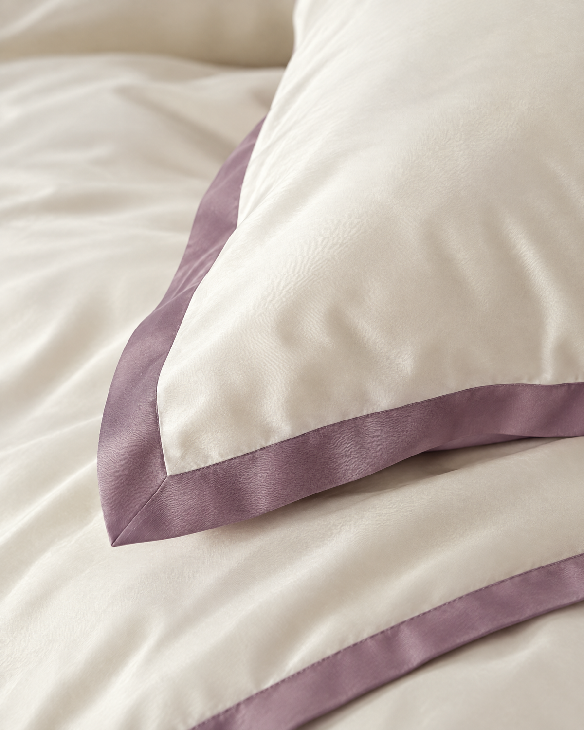 The Lyon Silk Bedding Set in cream with mauve border, detail