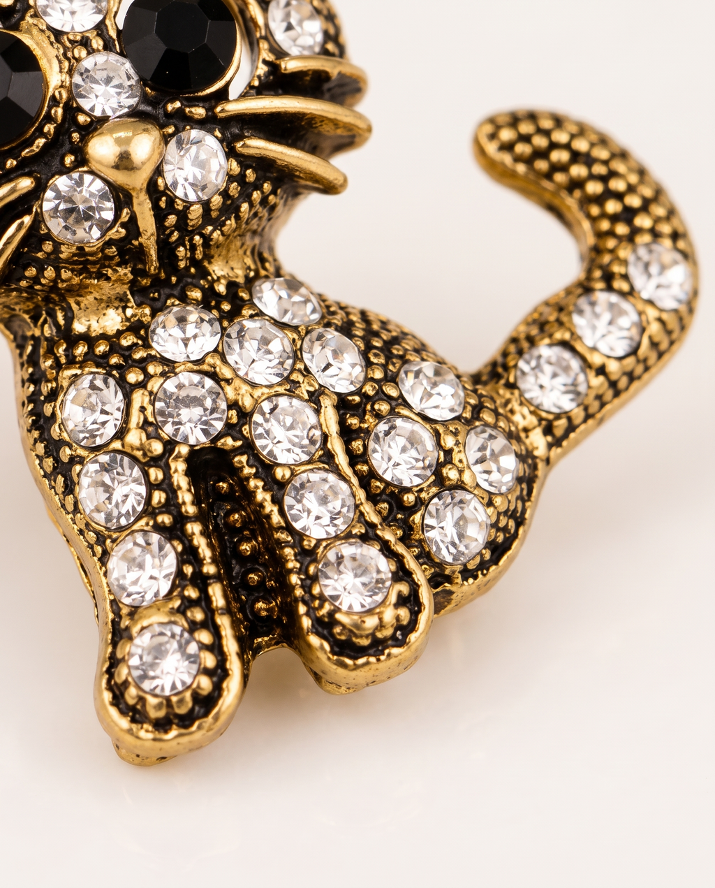 Close up of the rhinestone body and curled tail