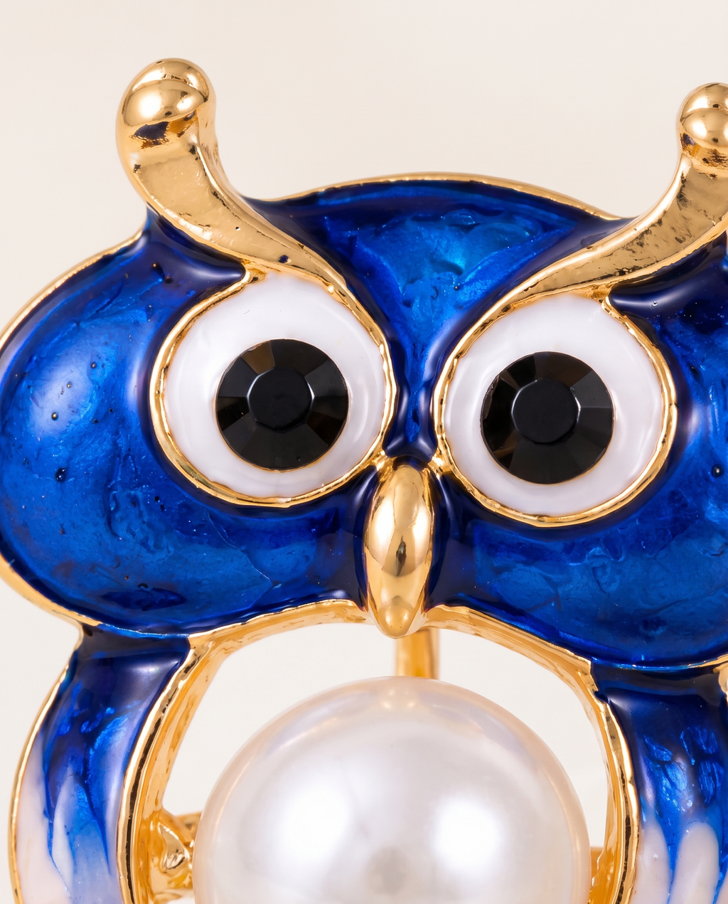 Close up of the blue enamel owl face